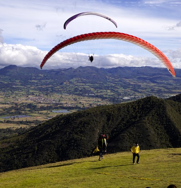 Où pratiquer le parapente pour les débutants dans les Pyrénées atlantiques?