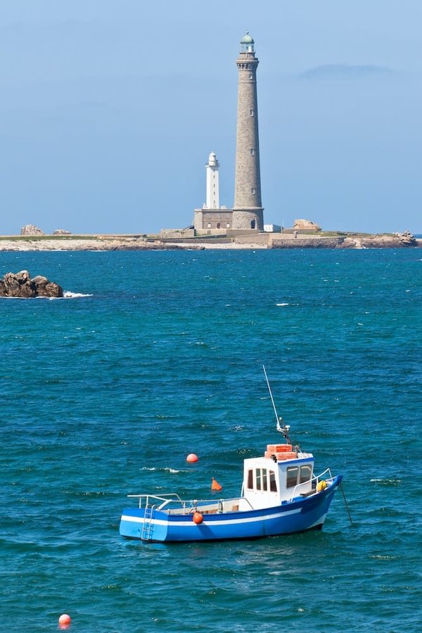 Où expérimenter une nuit dans un phare sur la côte bretonne?