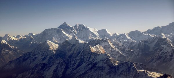 Où trouver des locations avec des cours de yoga et méditation face à l'Himalaya?