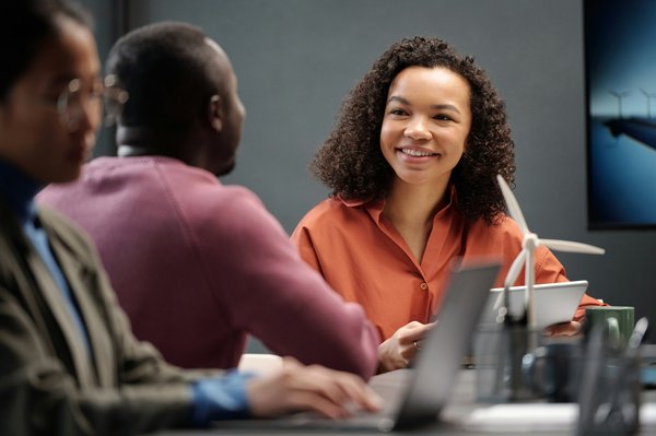 Où se baigner dans des sources chaudes naturelles en Islande loin des sites touristiques ?